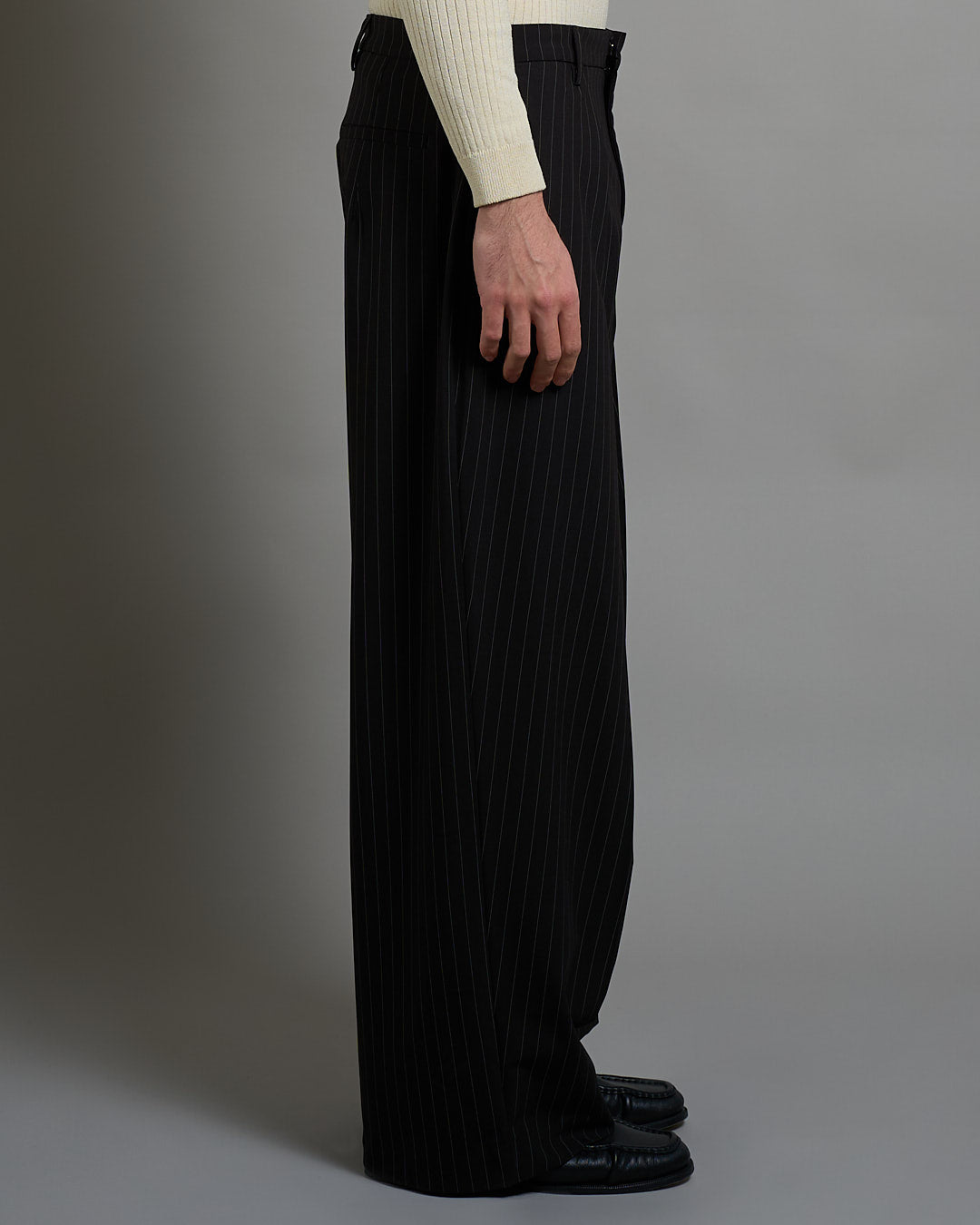 Pantalone Wide Fit con pieghe gessato