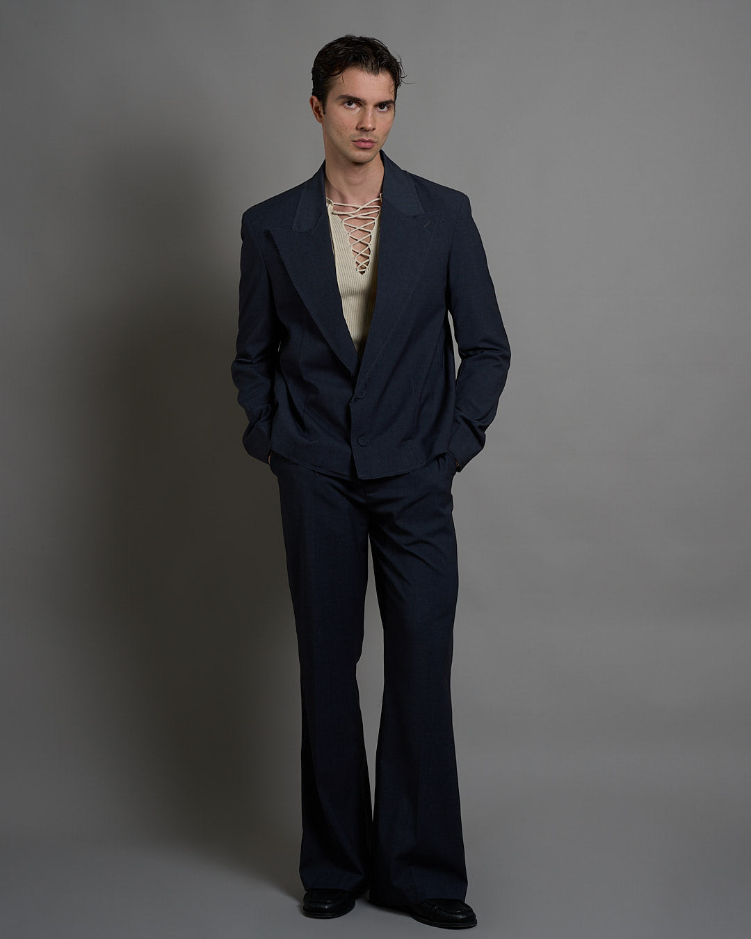 Giacca cropped con finiture sfilacciate