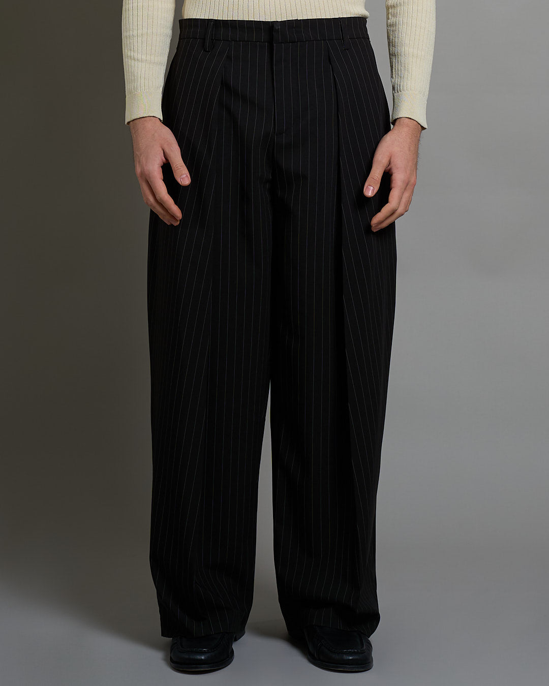 Pantalone Wide Fit con pieghe gessato