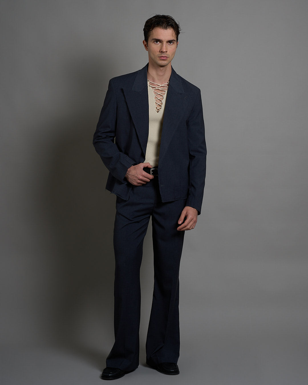 Giacca cropped con finiture sfilacciate