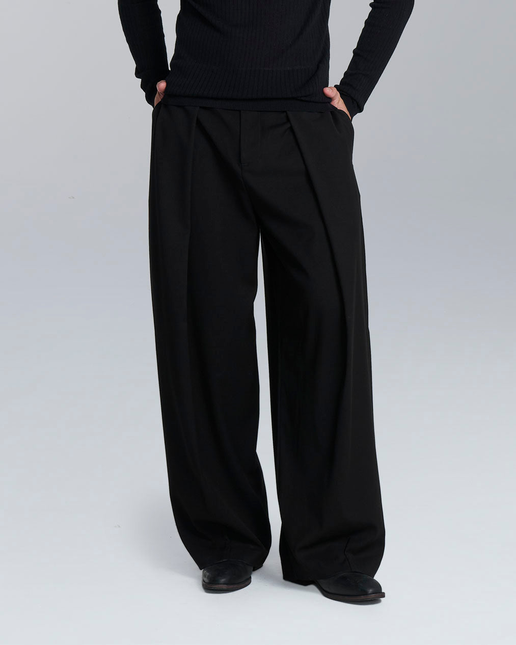 Pantalone wide fit con pieghe