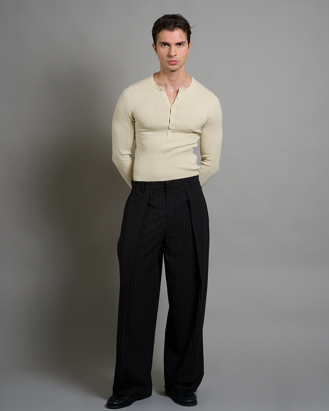Pantalone Wide Fit con pieghe gessato