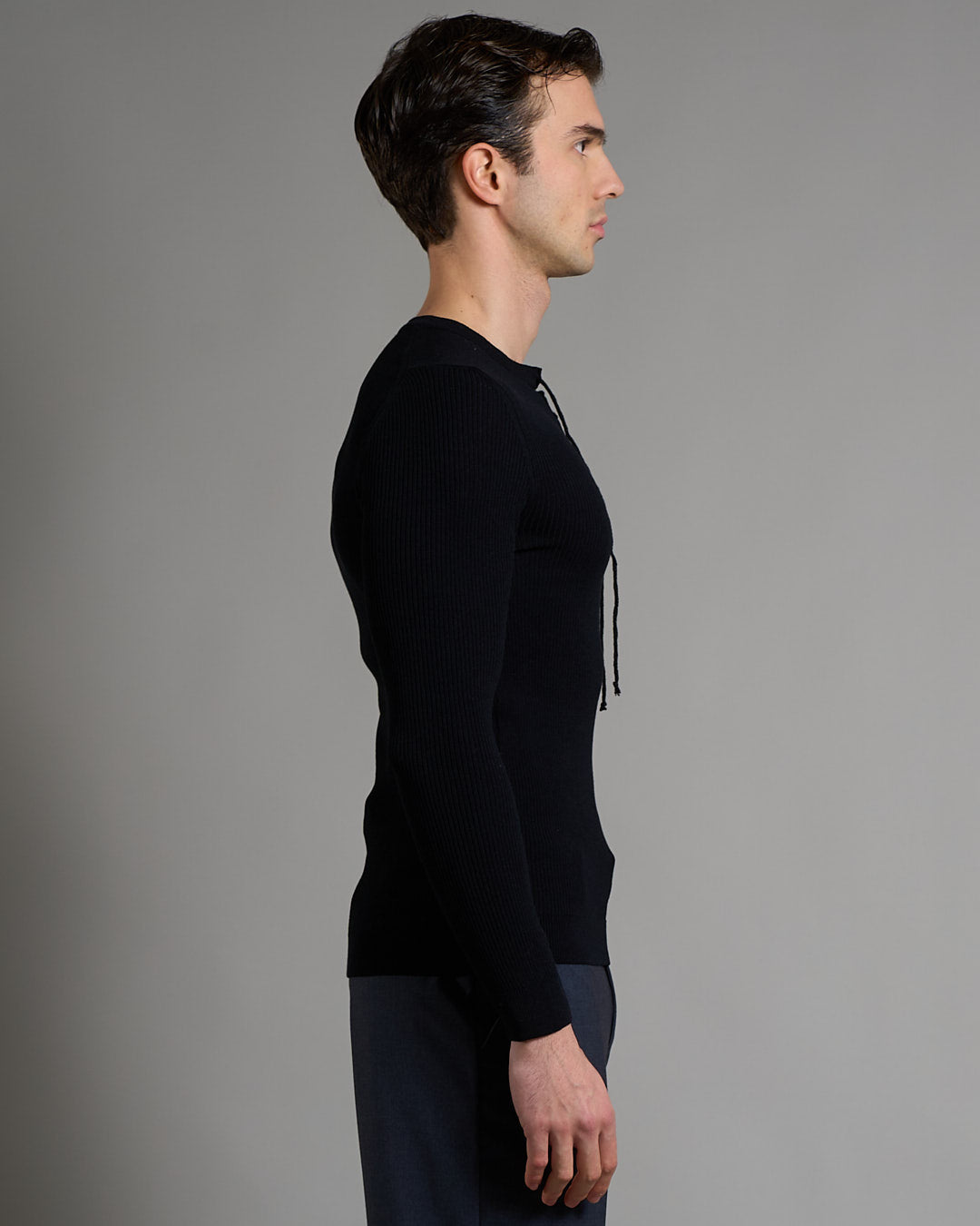 Maglia serafino a coste con lacci Limited Edition