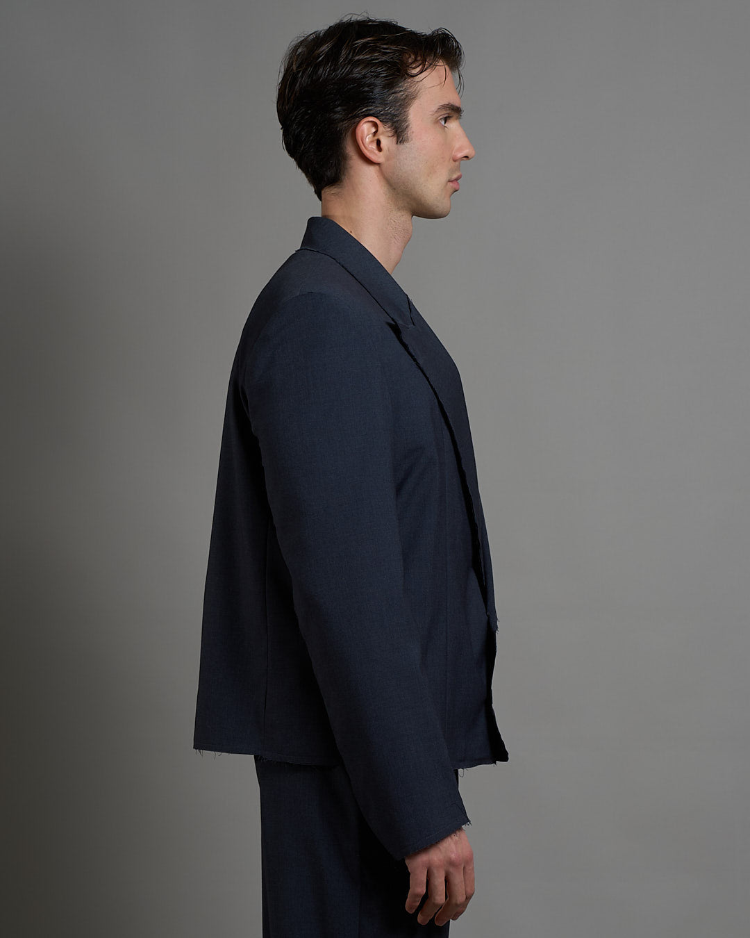 Giacca cropped con finiture sfilacciate