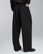 Pantalone wide leg strutturato gessato nero