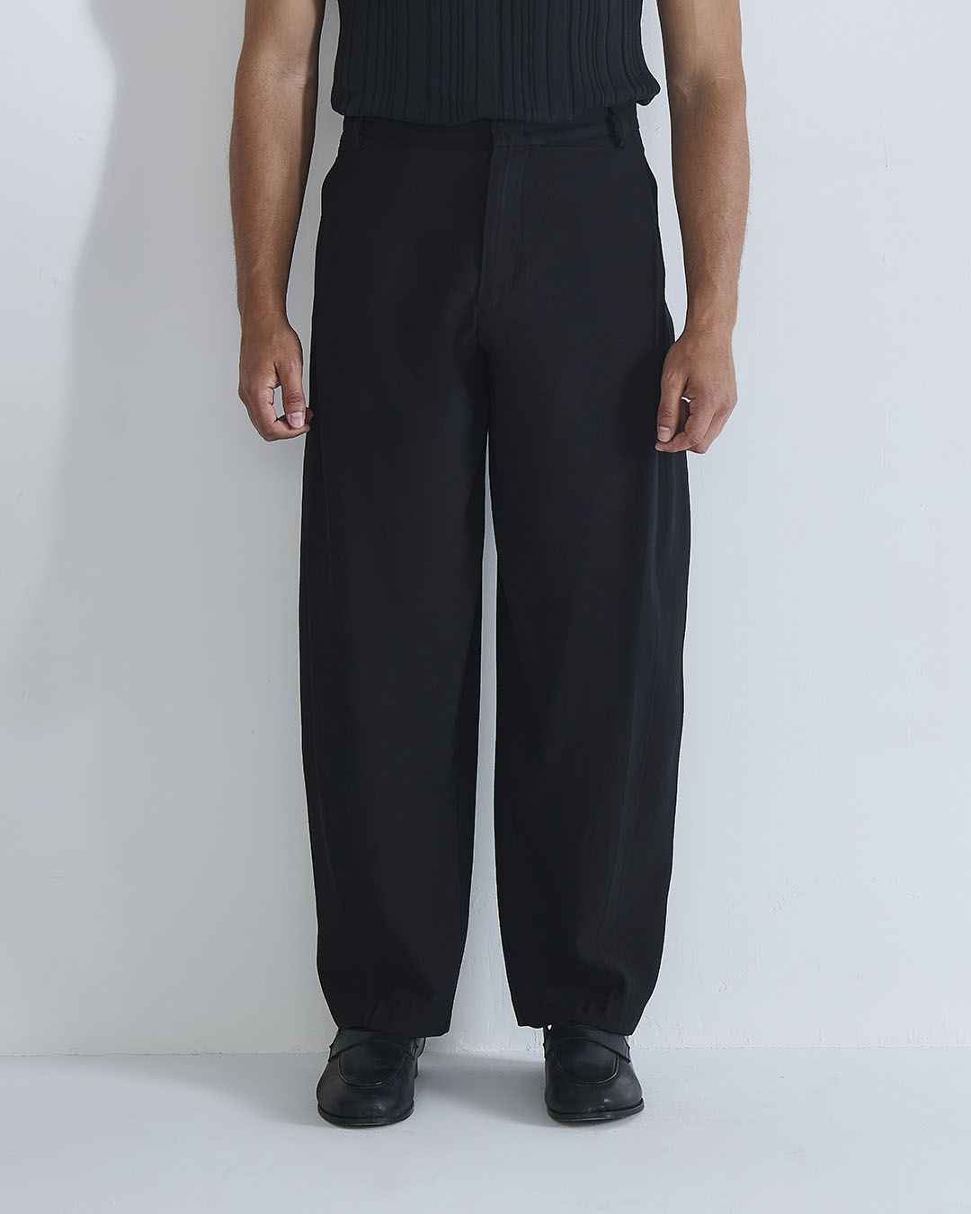 Pantalone con pieghe e cucitura laterale