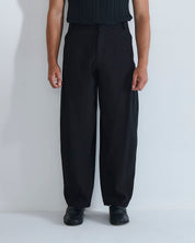 Pantalone con pieghe e cucitura laterale