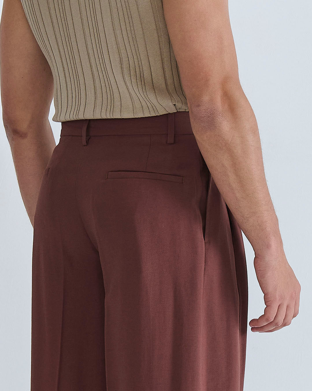 Pantalone con pieghe e cucitura laterale