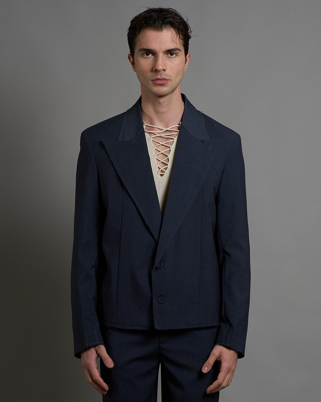 Giacca cropped con finiture sfilacciate