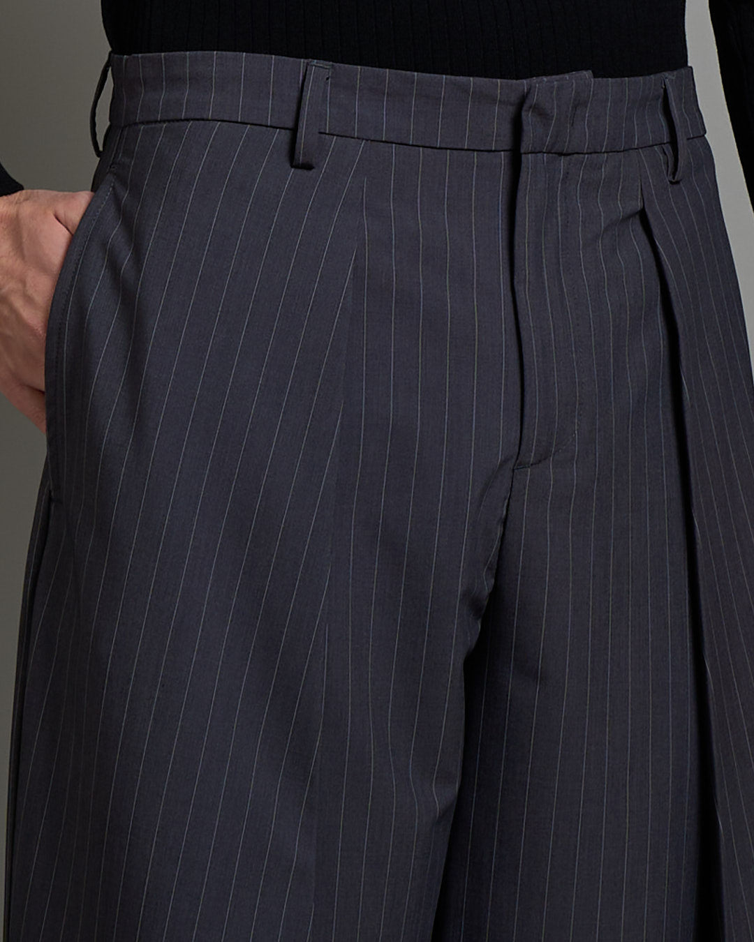 Pantalone Wide Fit con pieghe gessato