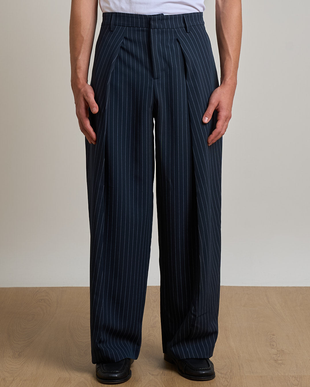 Pantalone Wide Fit con pieghe gessato