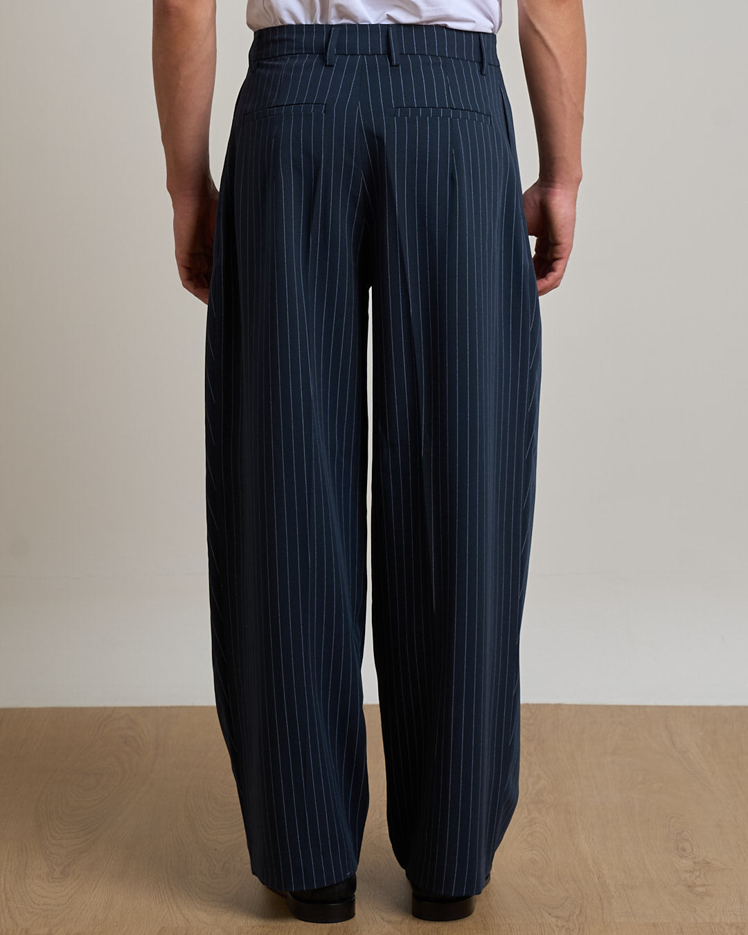 Pantalone Wide Fit con pieghe gessato