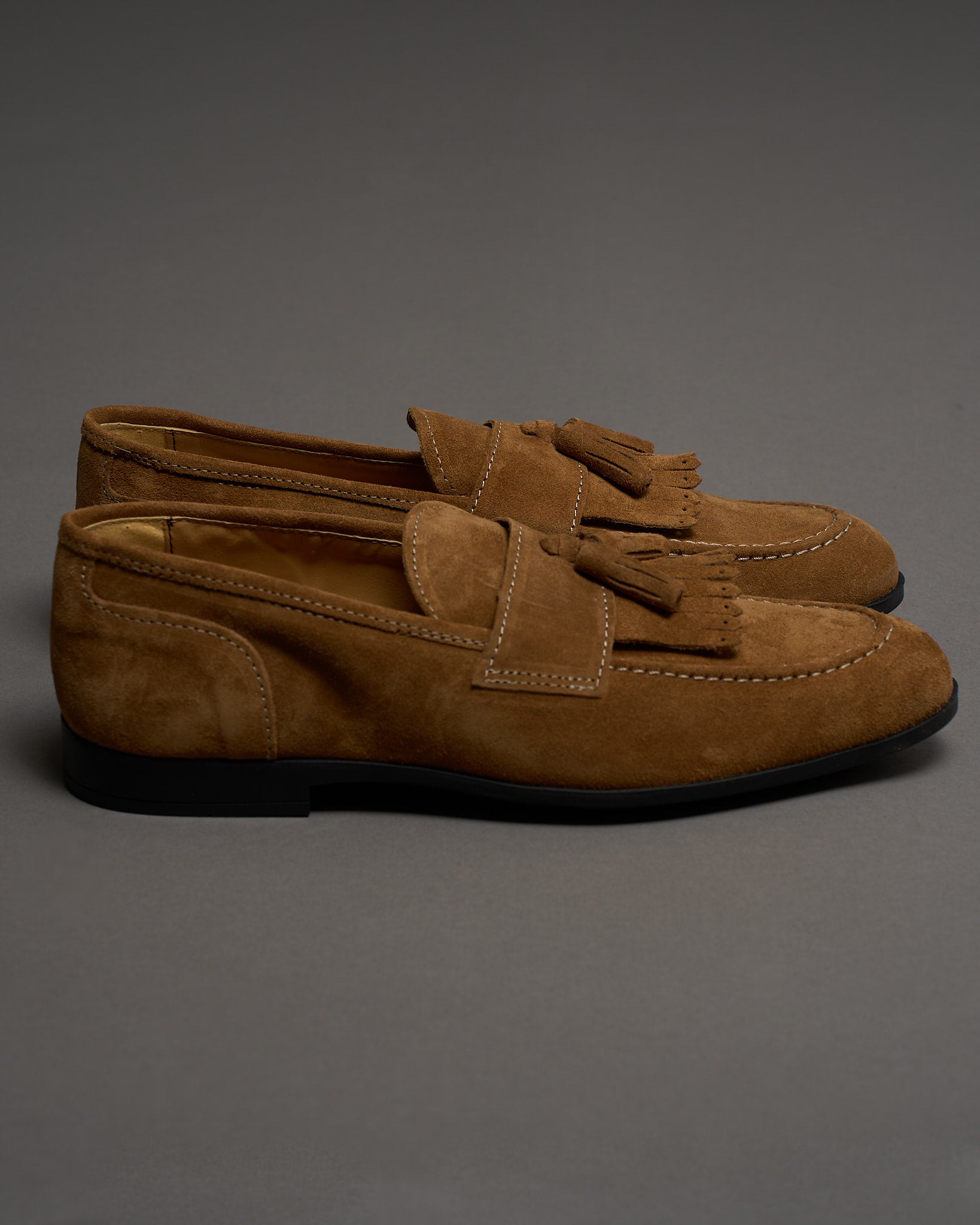 Mocassino scamosciato con nappe