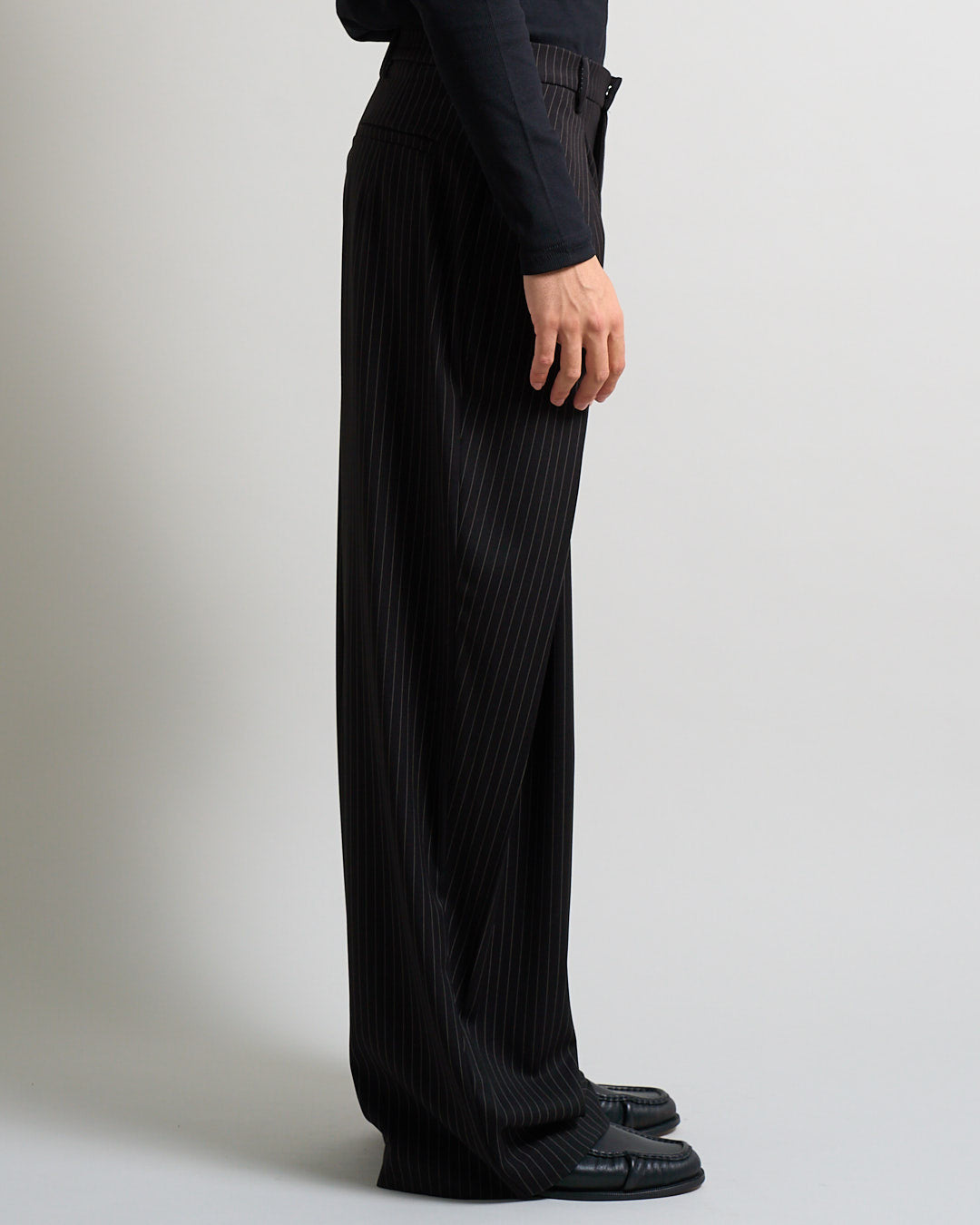 Pantalone Wide Fit con pieghe gessato nero