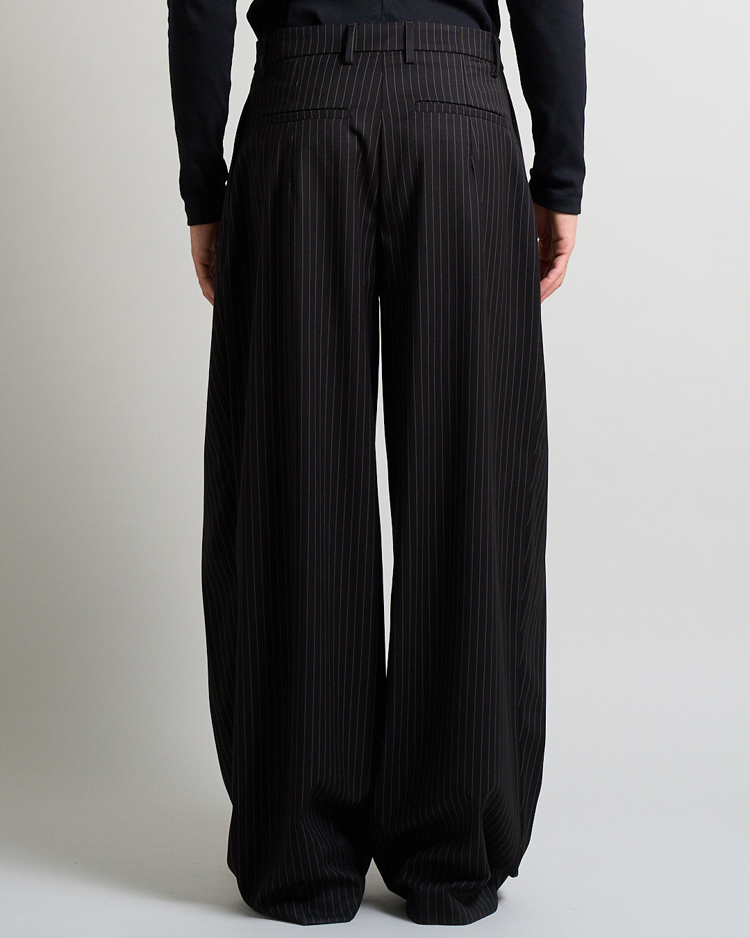 Pantalone Wide Fit con pieghe gessato nero