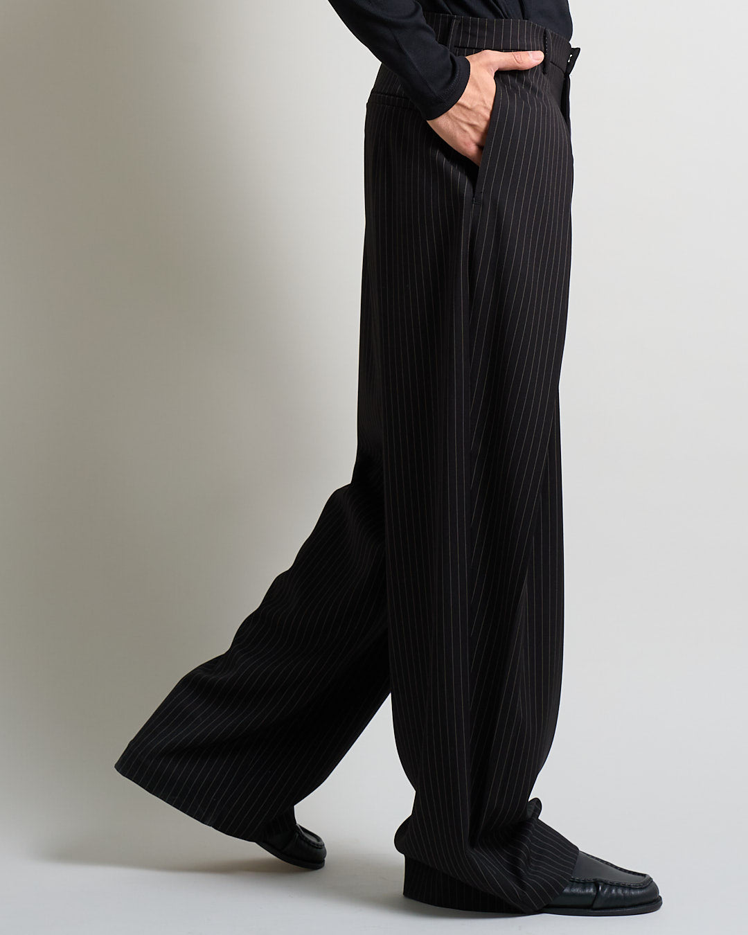 Pantalone Wide Fit con pieghe gessato nero