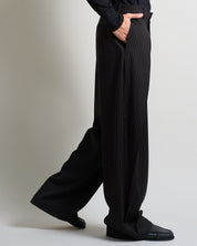 Pantalone Wide Fit con pieghe gessato nero