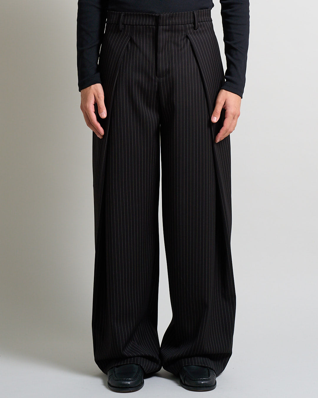 Pantalone Wide Fit con pieghe gessato nero