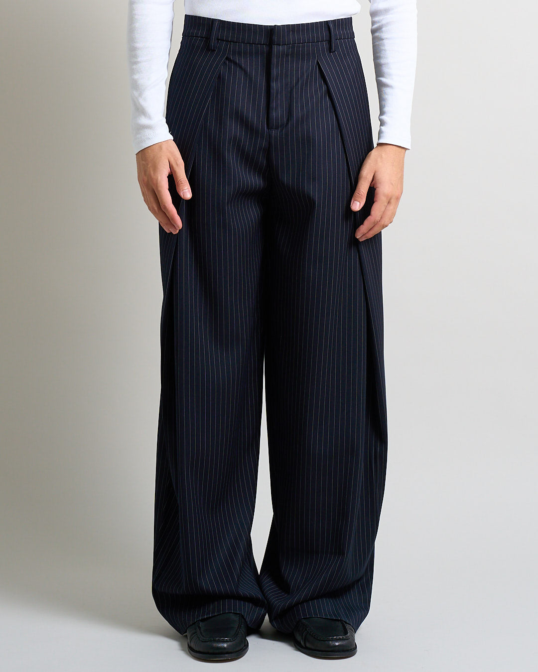Pantalone Wide Fit con pieghe gessato blu