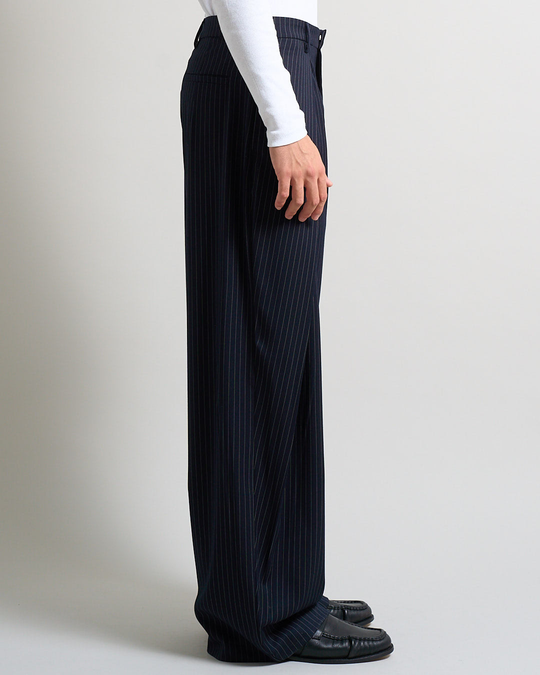 Pantalone Wide Fit con pieghe gessato blu