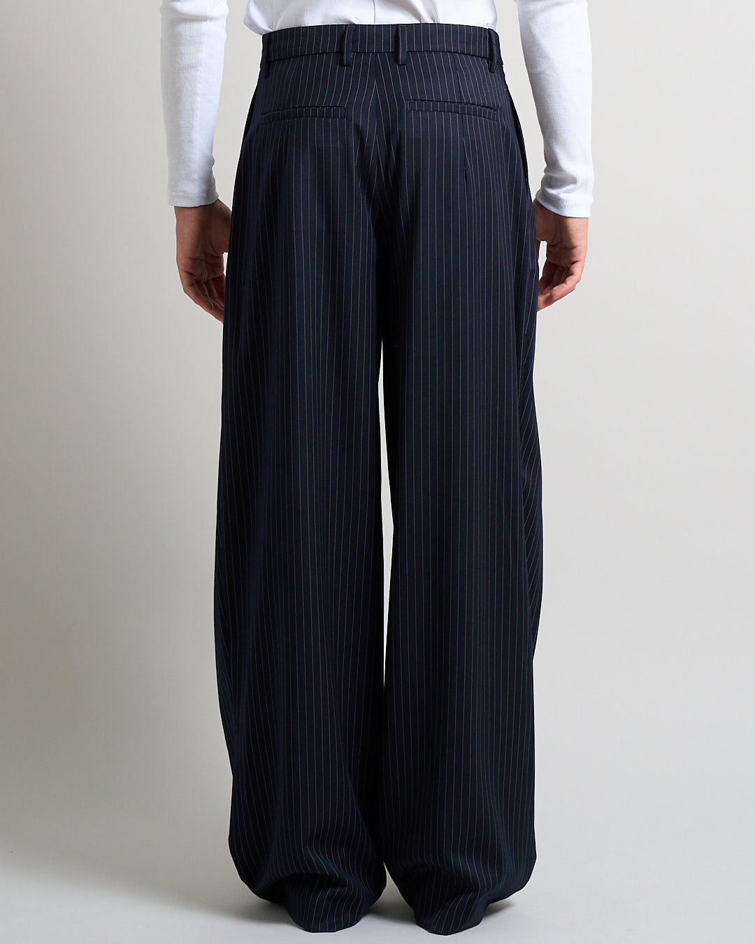 Pantalone Wide Fit con pieghe gessato blu