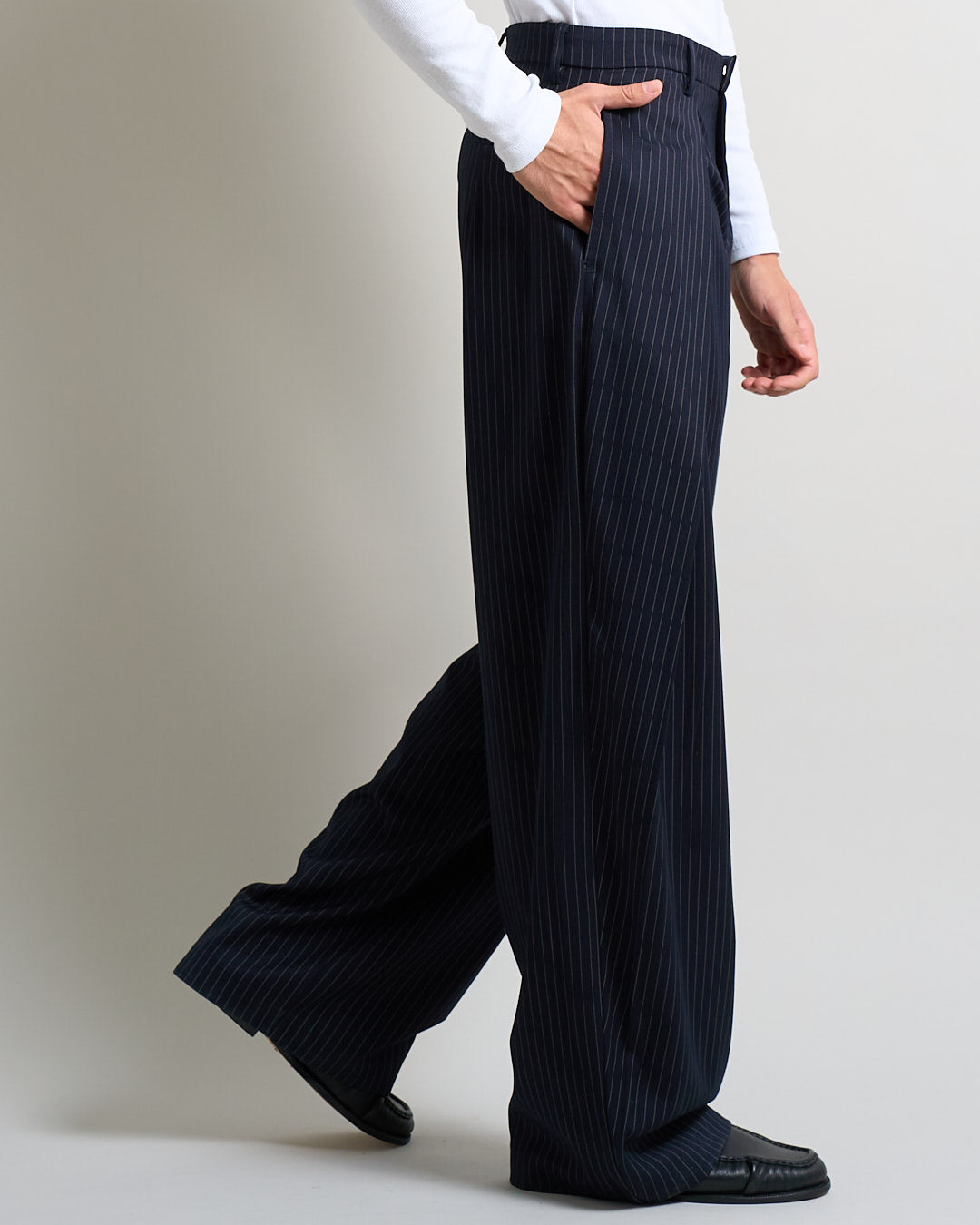 Pantalone Wide Fit con pieghe gessato blu