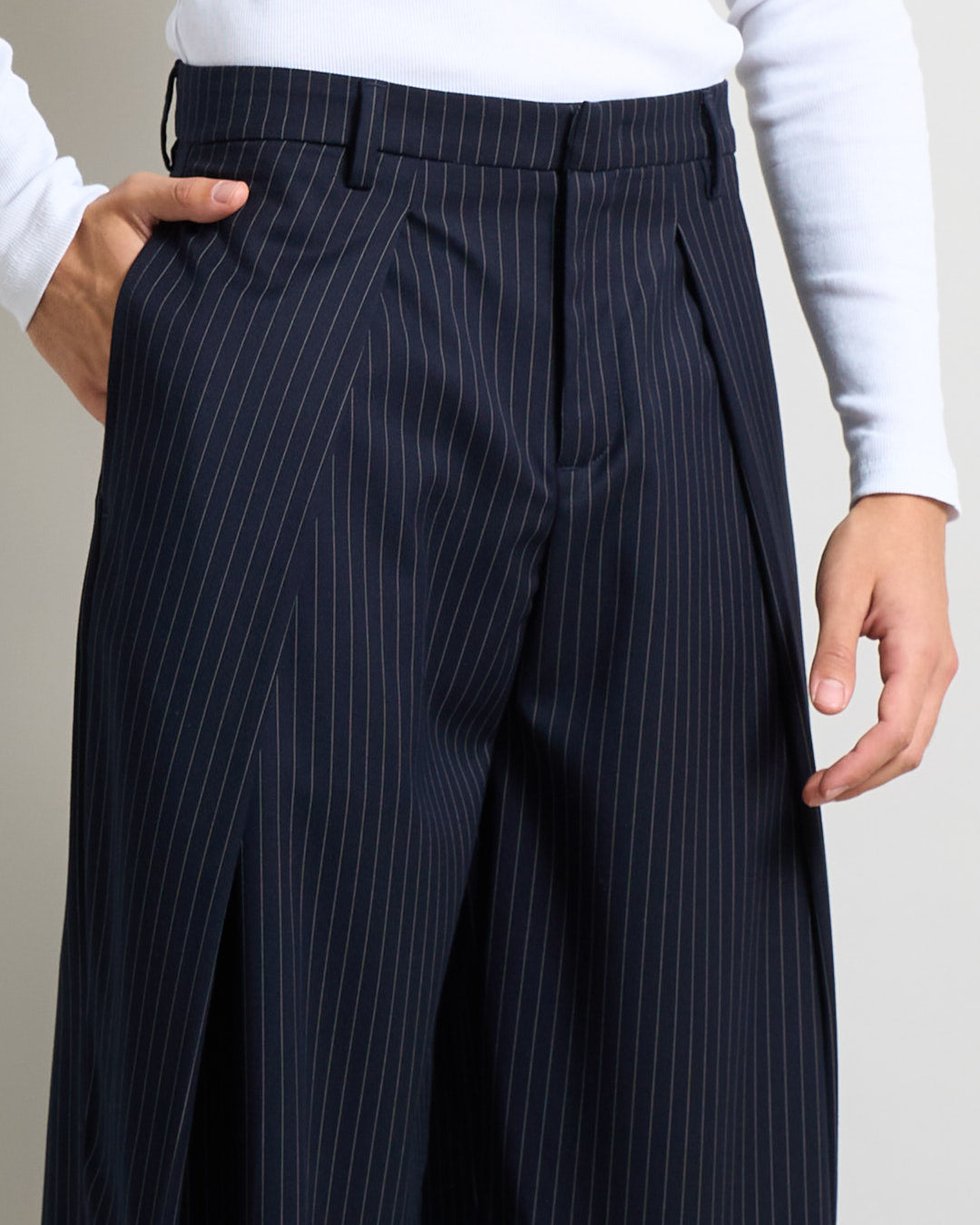 Pantalone Wide Fit con pieghe gessato blu