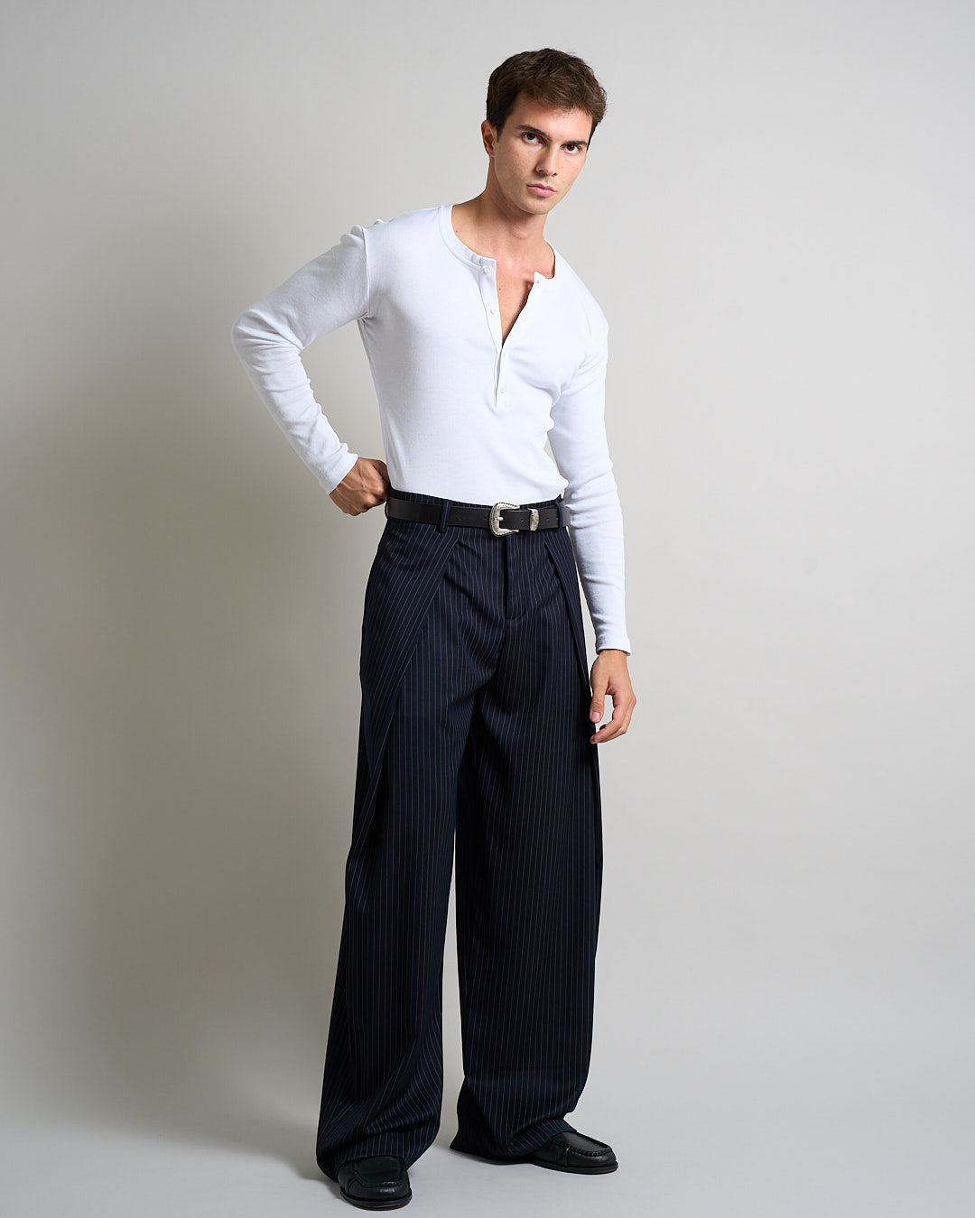 Pantalone Wide Fit con pieghe gessato blu