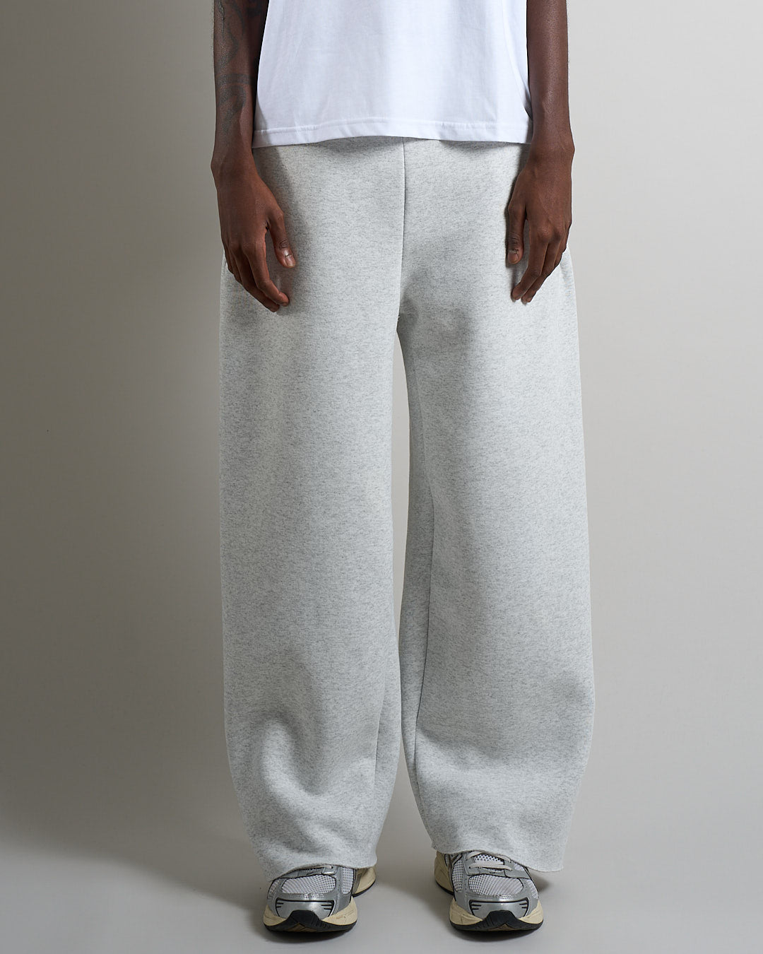 Pantalone in tuta a taglio vivo