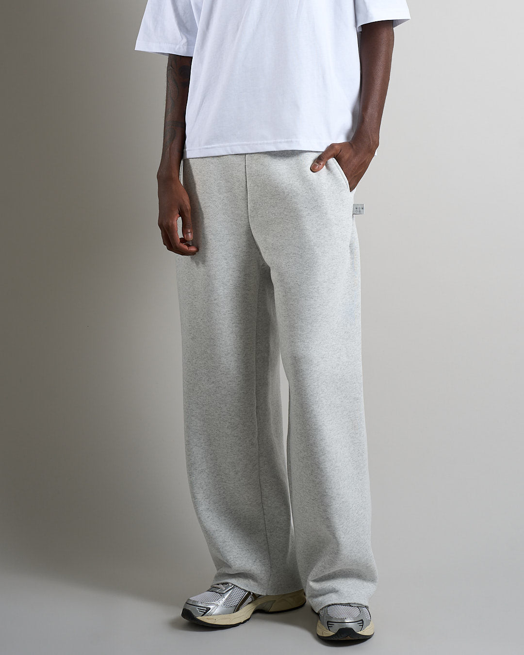 Pantalone in tuta a taglio vivo