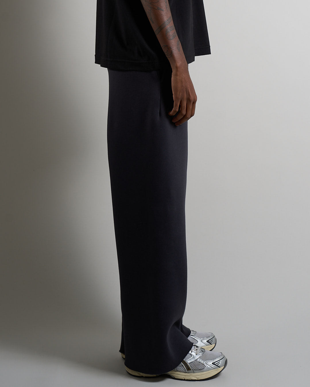 Pantalone in tuta a taglio vivo