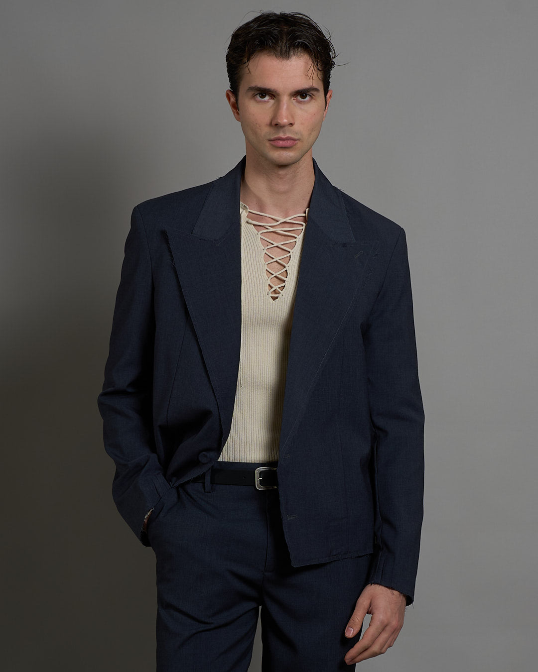 Giacca cropped con finiture sfilacciate