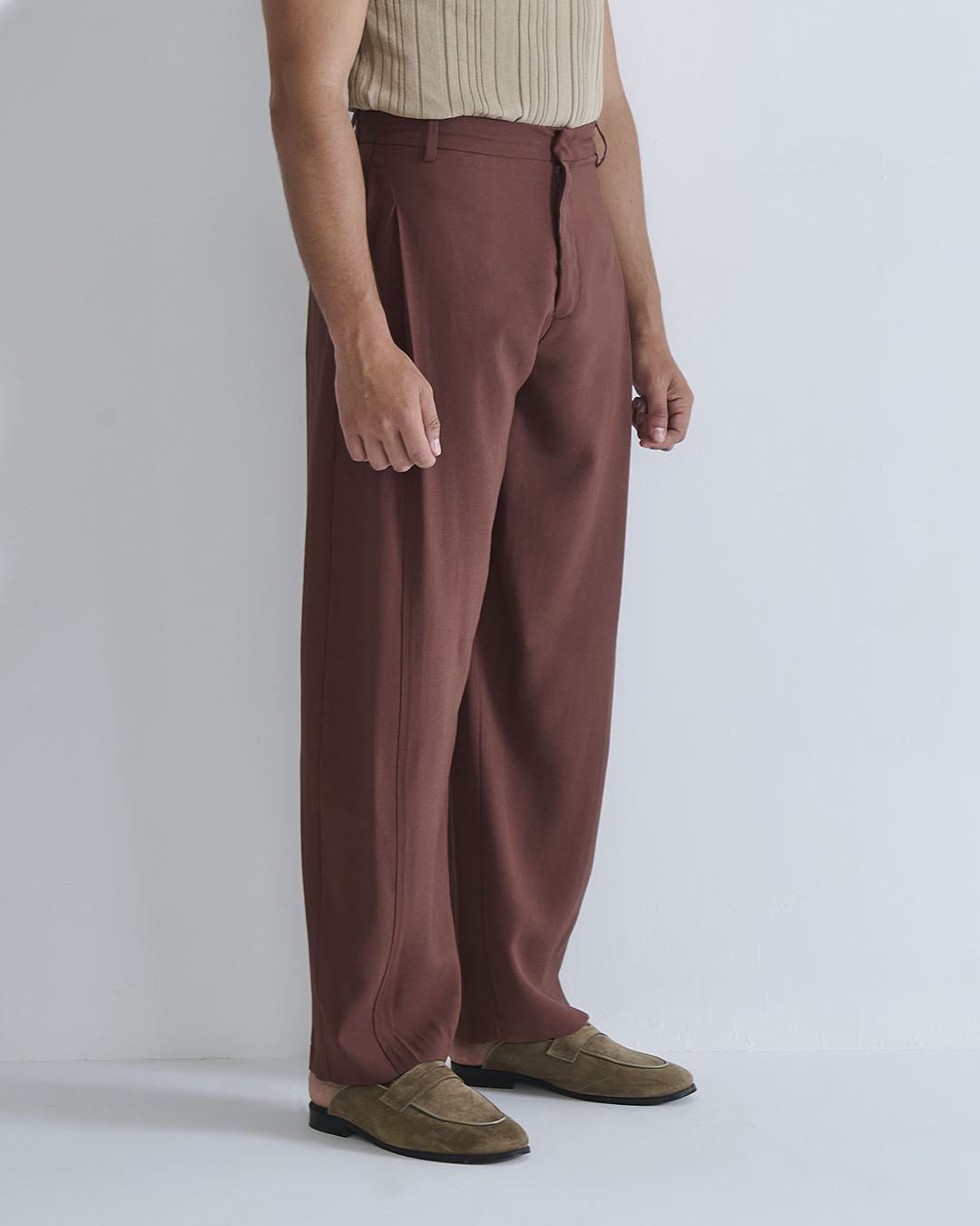 Pantalone con pieghe e cucitura laterale