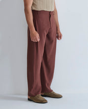 Pantalone con pieghe e cucitura laterale