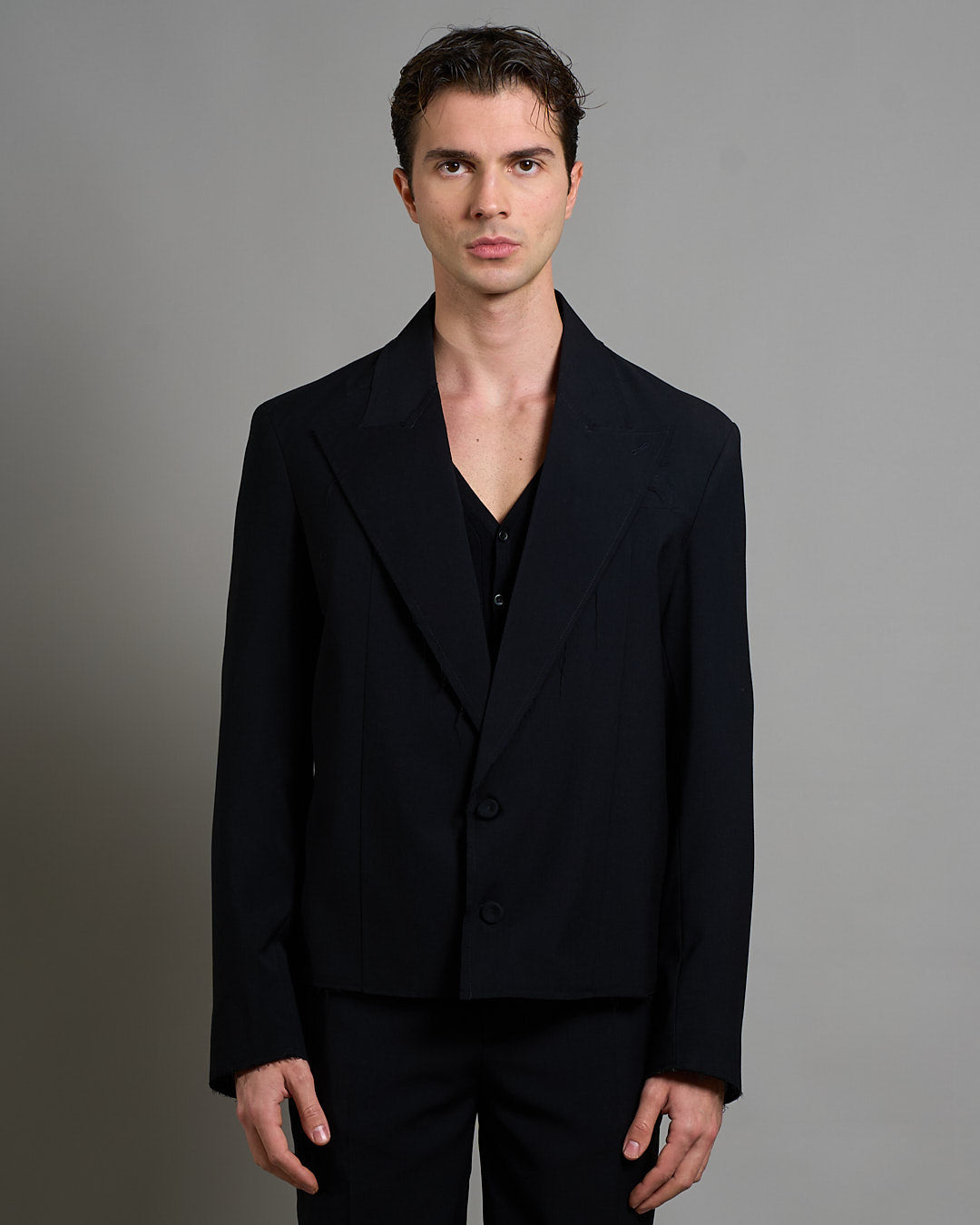 Giacca cropped con finiture sfilacciate