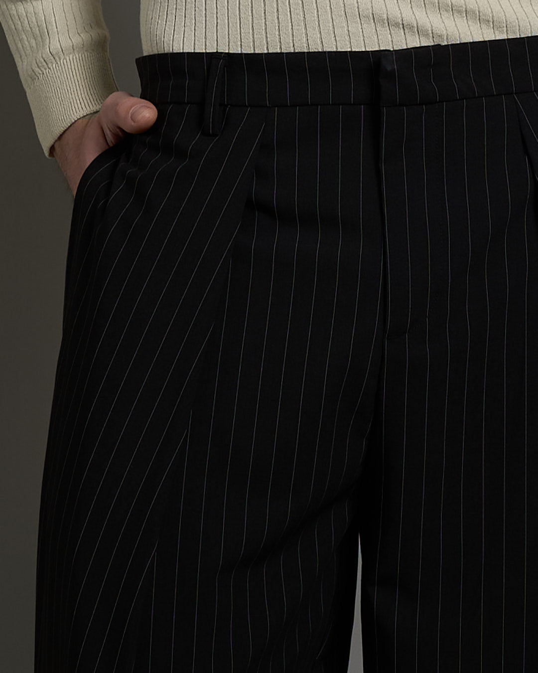 Pantalone Wide Fit con pieghe gessato