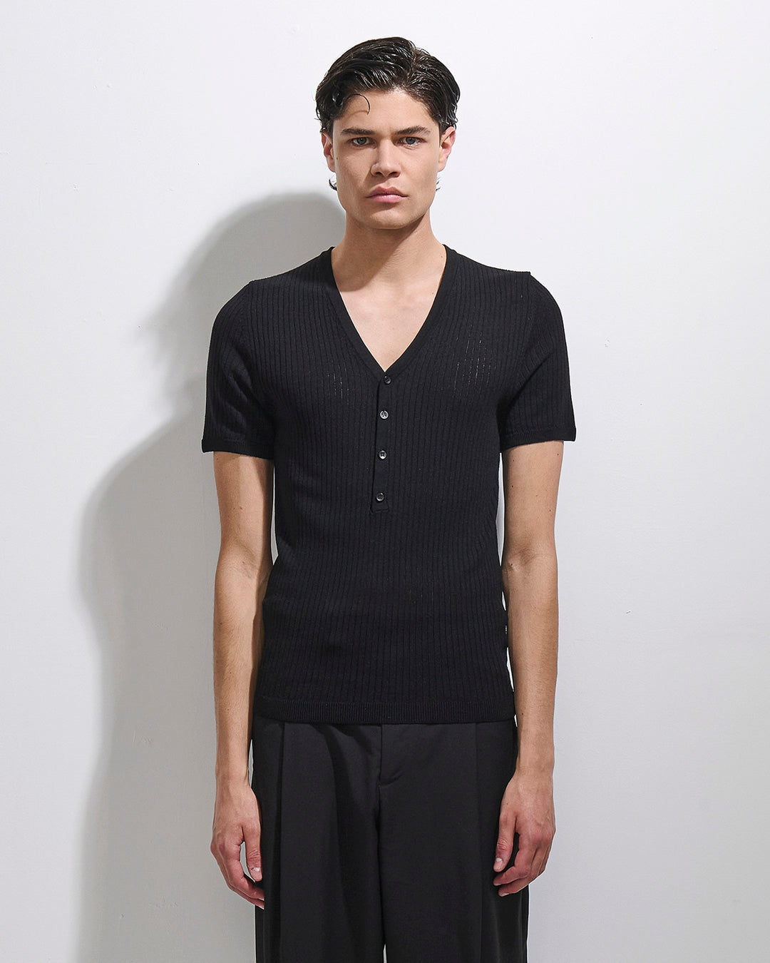Maglia scollo a V a coste mezza manica