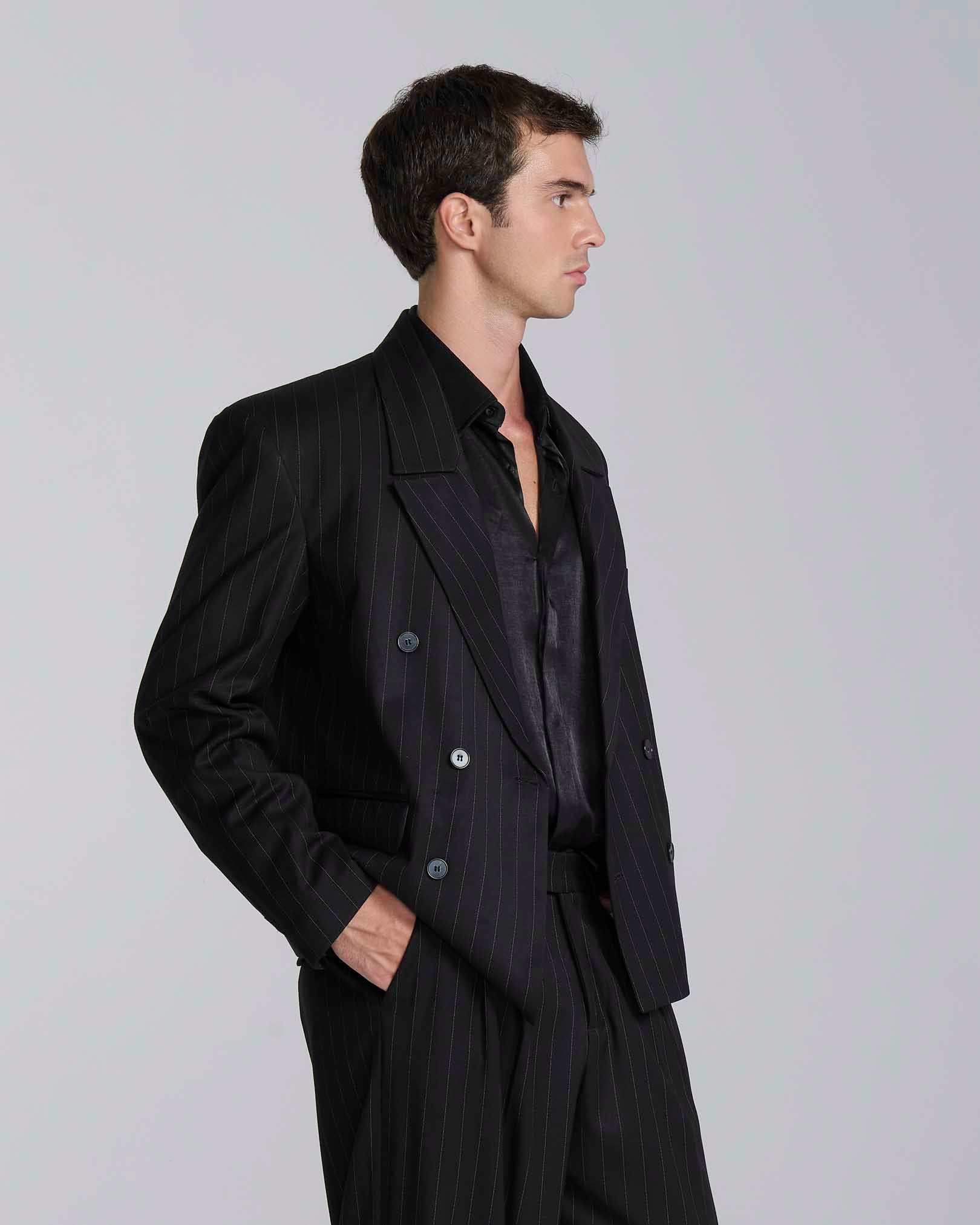 Giacca cropped doppiopetto gessato nero