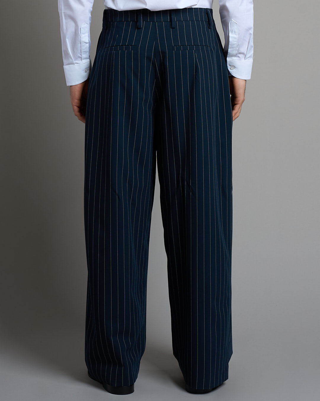 Pantalone Wide Fit con pieghe gessato