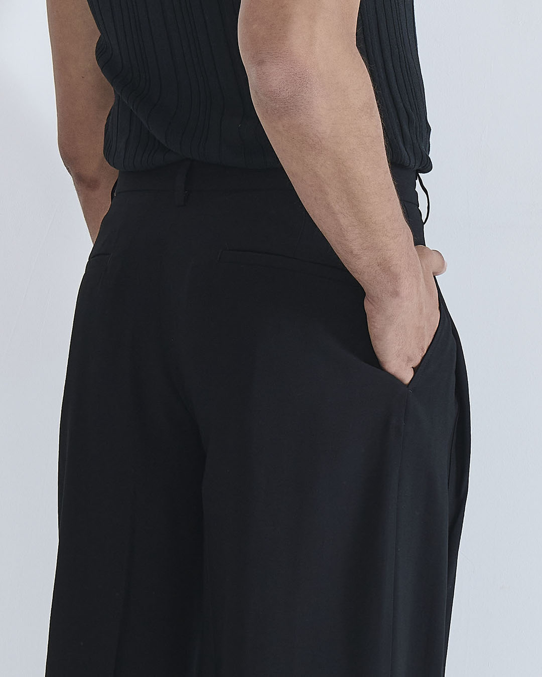 Pantalone con pieghe e cucitura laterale