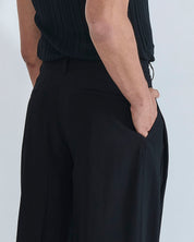 Pantalone con pieghe e cucitura laterale