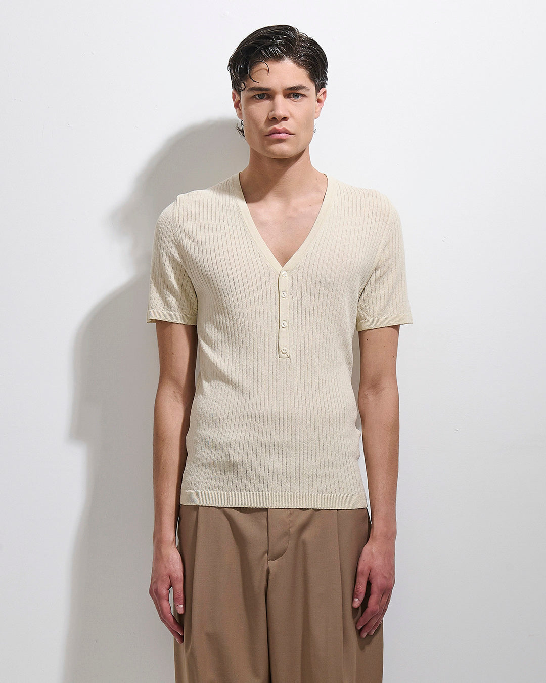 Maglia scollo a V a coste mezza manica