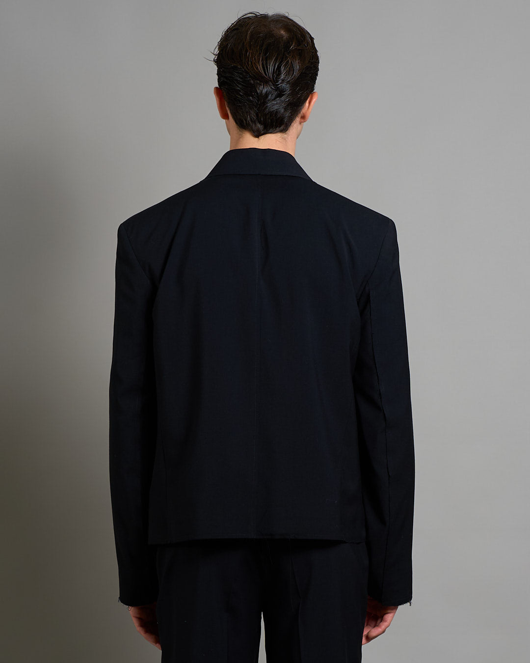 Giacca cropped con finiture sfilacciate