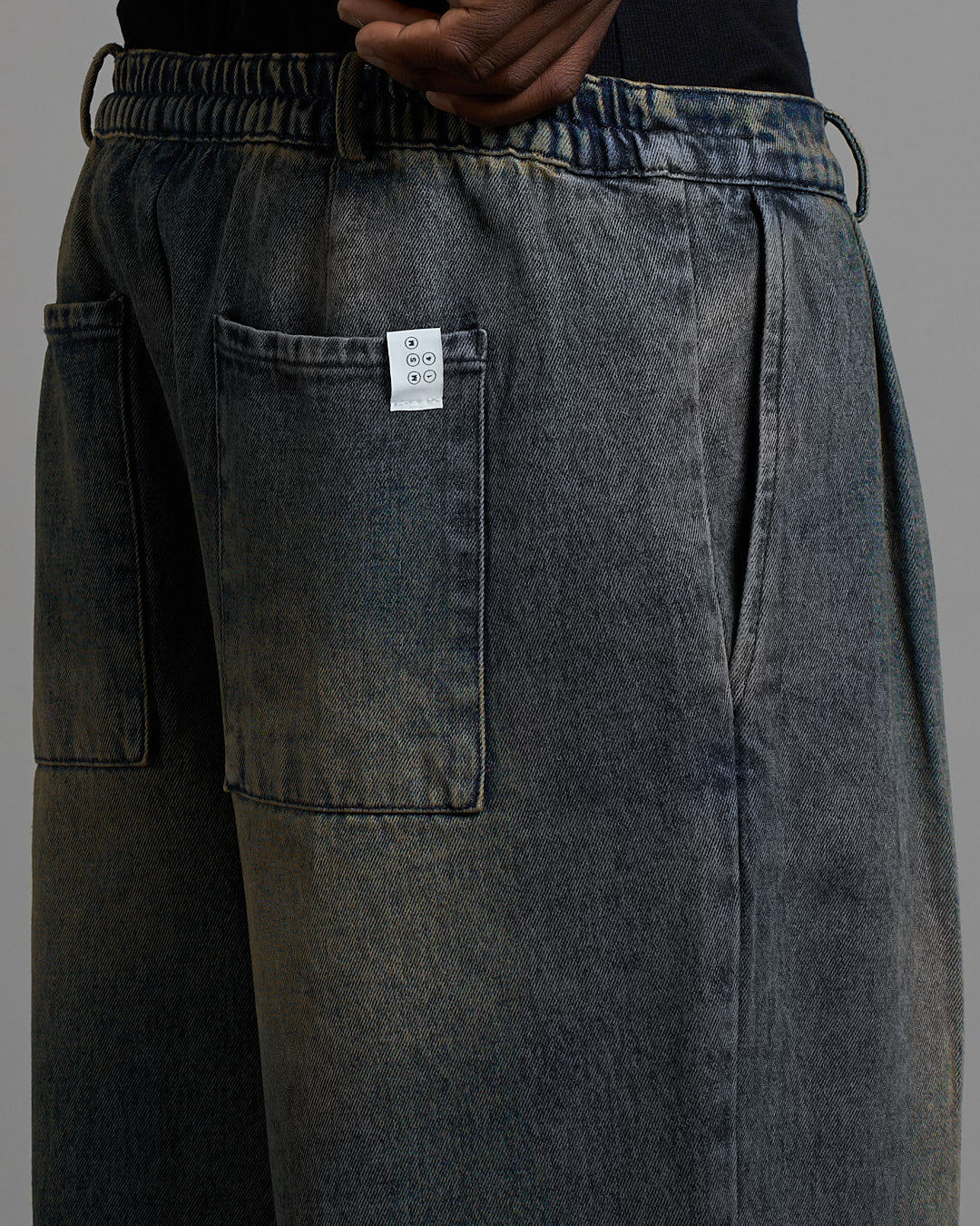 Pantalone strutturato in denim sabbiato