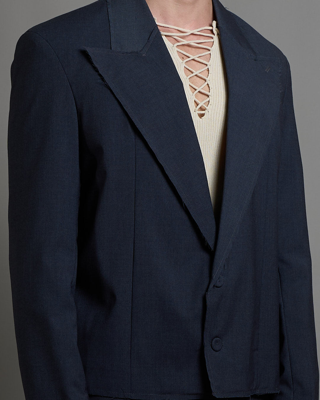 Giacca cropped con finiture sfilacciate