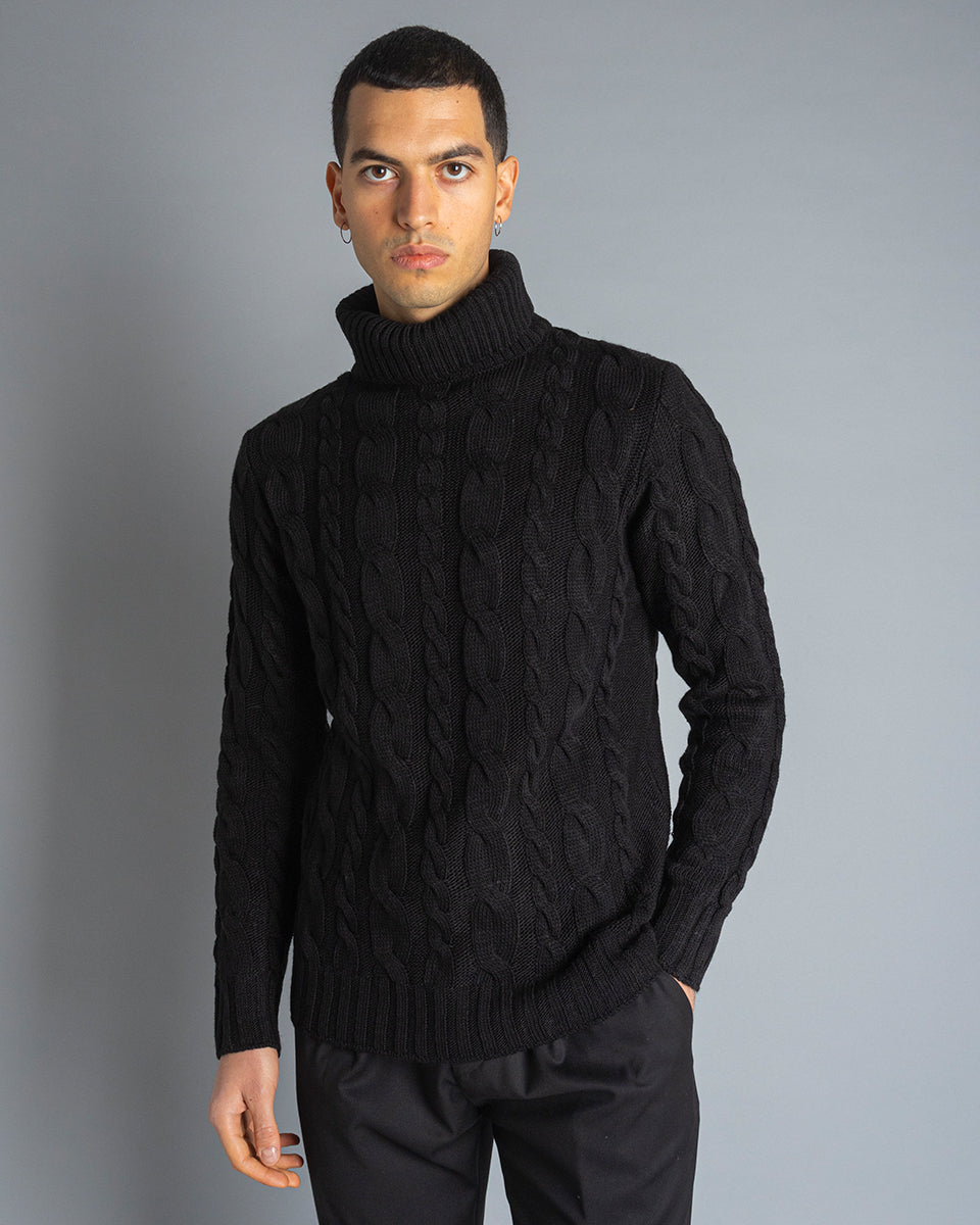 Maglia dolcevita con treccia