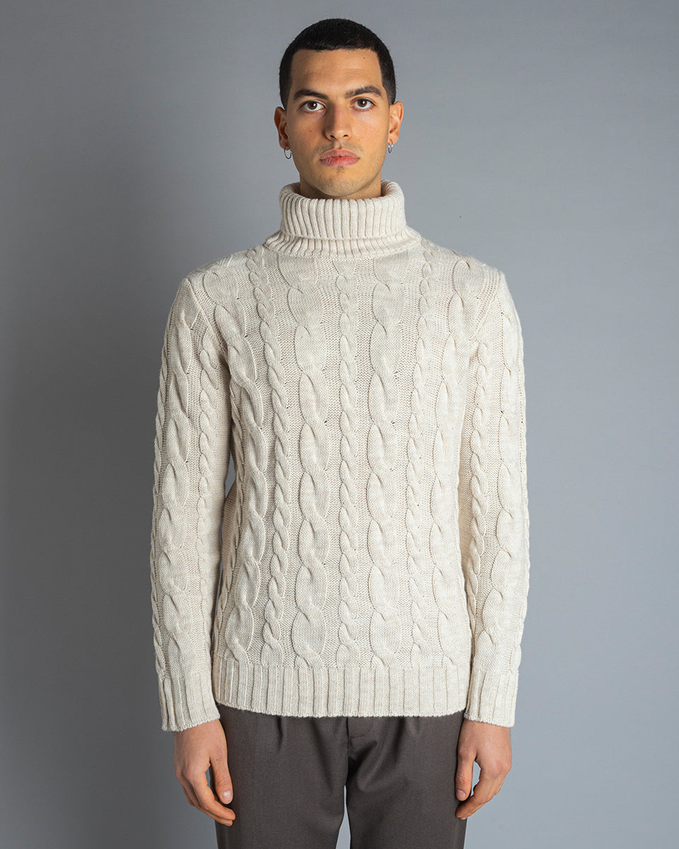 Maglia dolcevita con treccia