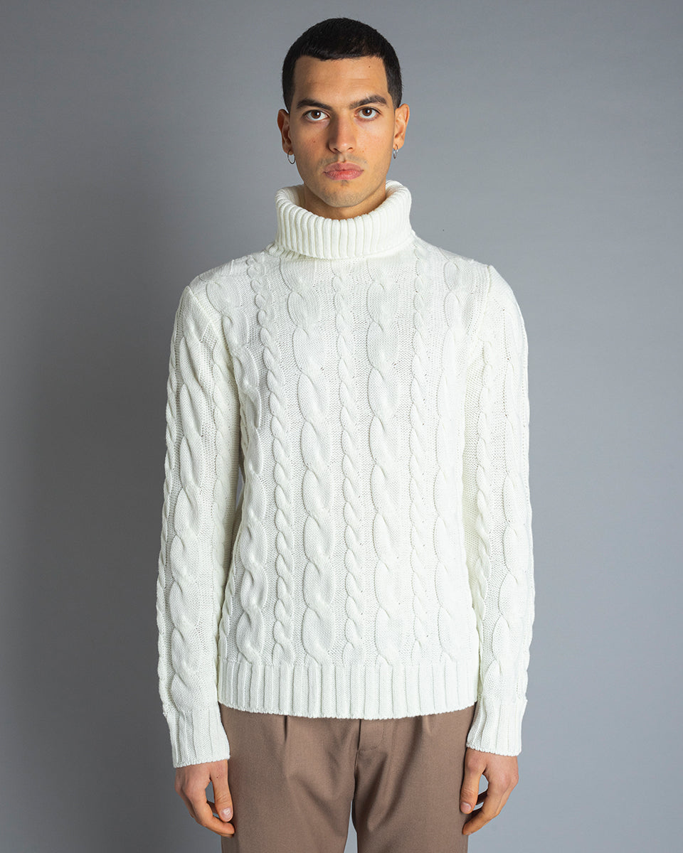 Maglia dolcevita con treccia