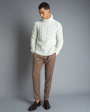 Maglia dolcevita con treccia