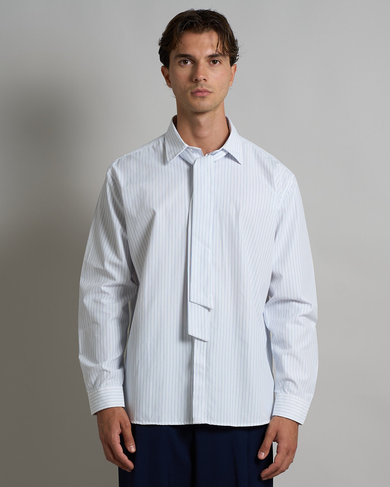 Camicia rigata con fiocco